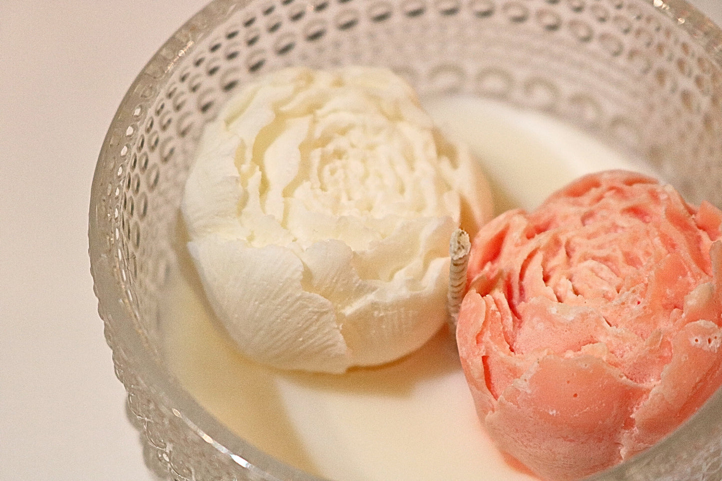 Arya Floral Candle in Jasmine | Scented Coconut and Soy Wax Blend 10 oz