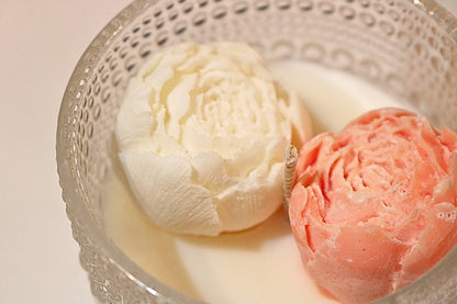 Arya Floral Candle in Jasmine | Scented Coconut and Soy Wax Blend 10 oz